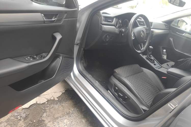 Used Skoda Superb 2018 TSI330 DSG Comfort Edition China VI Standard Driver Seat