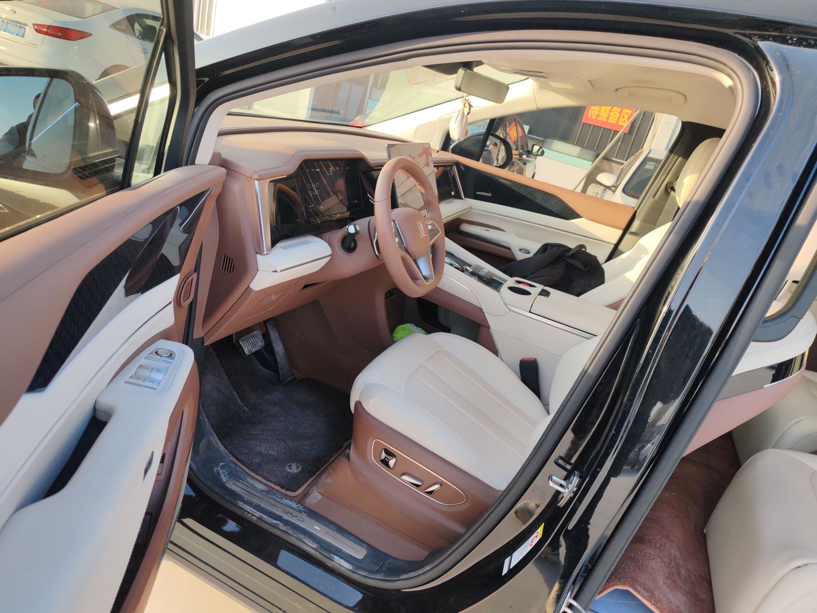 المقاعد الأمامية داخل السيارة