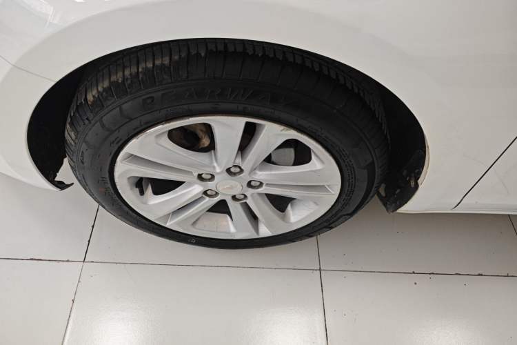 Used Chevrolet Cruze 2016 1.5L Automatic Luxury Edition Left Front Wheel Hub