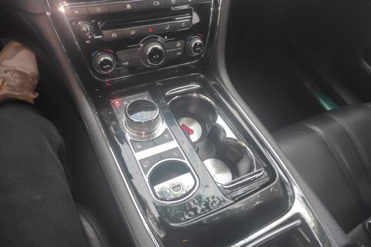 Used Jaguar XJ 2015 XJL 2.0T Two-Wheel Drive Panoramic Business Edition
