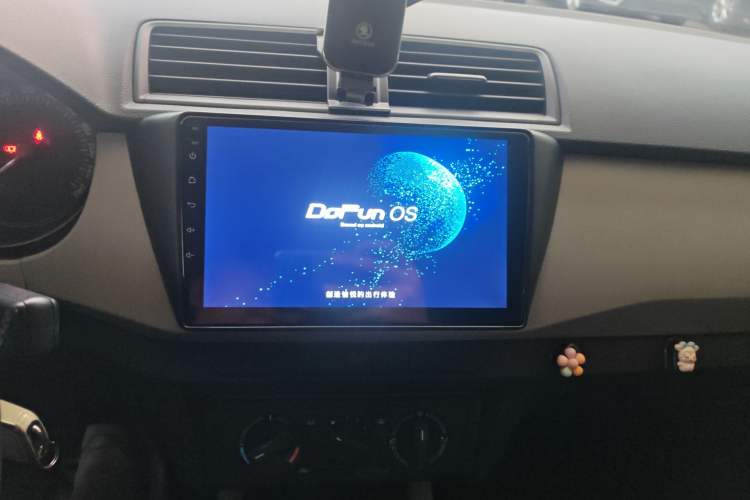 Used Skoda Fabia 2015 1.4L Automatic Front-Drive Model Audio And AC Panel