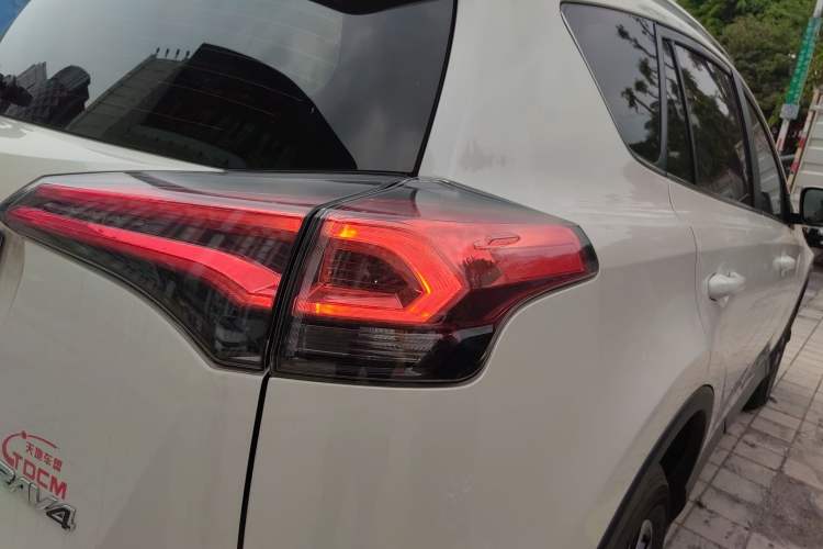 Used Toyota RAV4 2019 2.0L CVT Two-Wheel Drive Pioneer Edition China VI Standard Right Rear Taillight