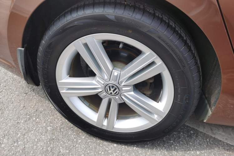 Used Volkswagen Lamando 2015 280TSI DSG Comfort Edition Right Rear Wheel Hub