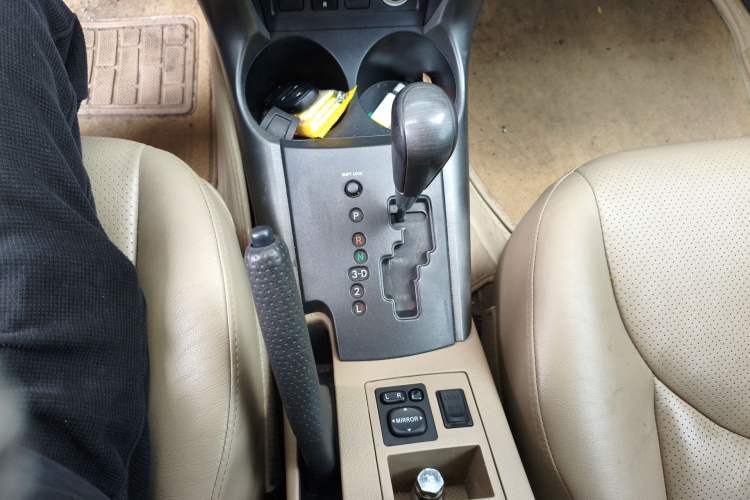 Used Toyota RAV4 2012 Luxurious 2.4L Automatic 4x4 with Stylish Features
