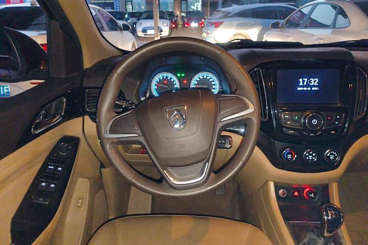 Used Baojun 730 2014 1.5L manual Comfort ESP version 7 seats Steering Wheel