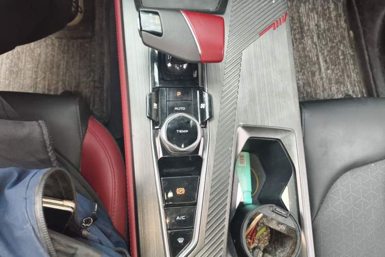 Used CHANGAN OSHAN Z6 2023 Blue Whale 2.0T Automatic Zhiyuan Model
