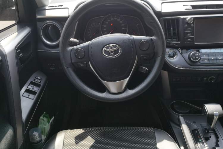Used Toyota RAV4 2019 2.0L CVT Two-Wheel Drive Luxury Version China VI Standard Steering Wheel