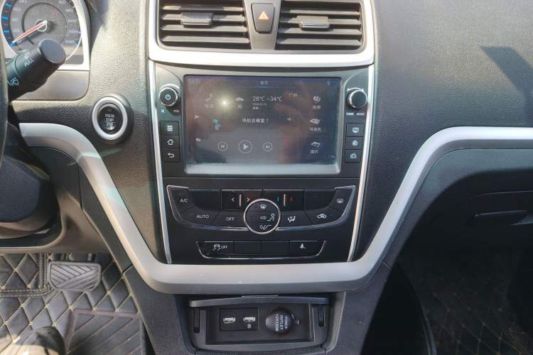 Used Geely Auto Emgrand New Energy 2017 1.5L PHEV Elite Model Audio And AC Panel