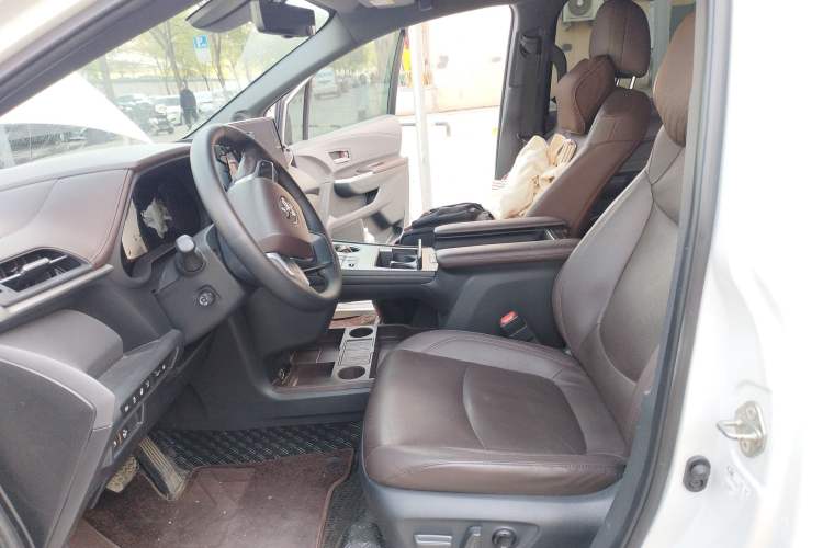 Used Toyota SIENNA 2021 2.5L Hybrid Platinum Edition
