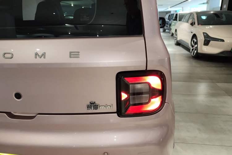 Used Geely Auto Panda 2023 Panda Mini 200km Endurance Bear Right Rear Taillight