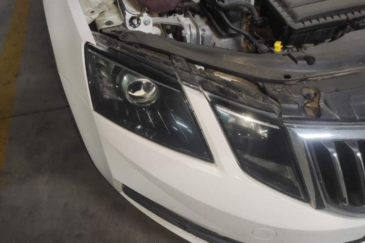 Used Skoda Octavia 2018 1.6L Automatic Comfort Edition Right Front Headlight