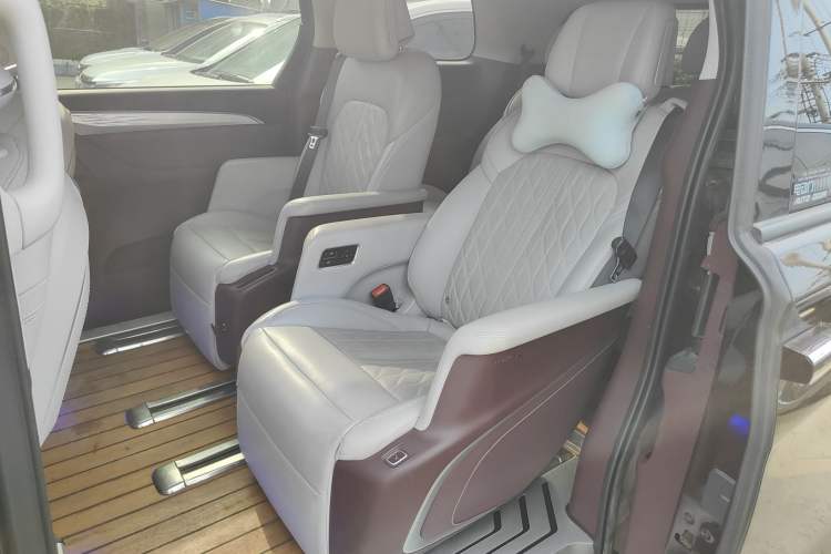 Used Buick GL8 2022 Avenir Aivia Six-Seat Deluxe Edition Left Rear Seat