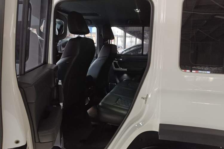 Used 212 T01 2024 2.0T Explorer Left Rear Seat