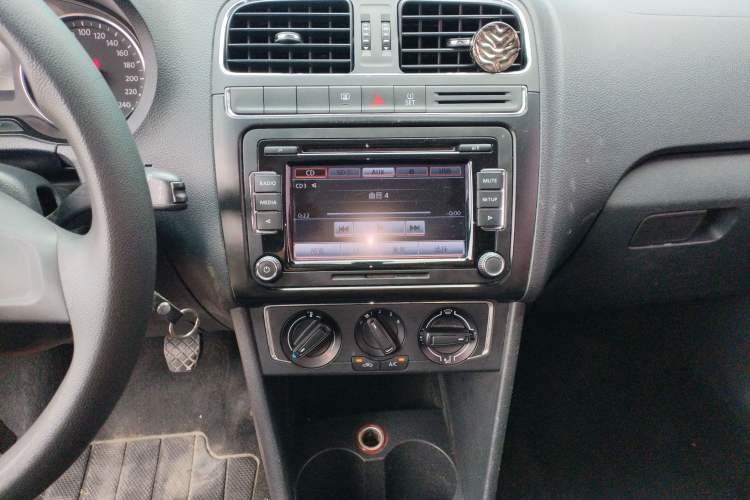 Used Volkswagen Polo 2014 1.6L Manual Comfort Edition
