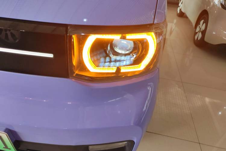 Used Wuling Hongguang MINIEV 2021 Macaron Sandwich Model 120 km Lithium NMC
