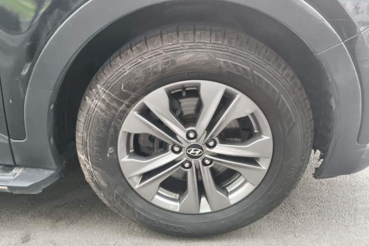 Used Hyundai Santa Fe 2013 2.4L Automatic 4x4 Comfort Edition Right Front Wheel Hub