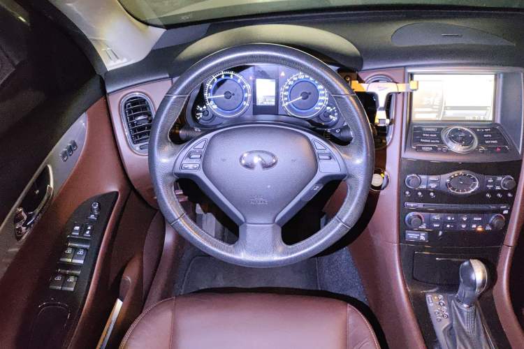 Used Infiniti QX50 2013 2.5L Two-Wheel-Drive Elegant Edition Steering Wheel