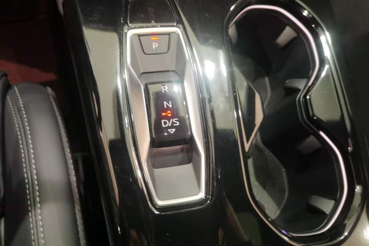 Used Audi Q5L 2026 Model Range: Intelligent Hybrid Premium Edition Gear Lever