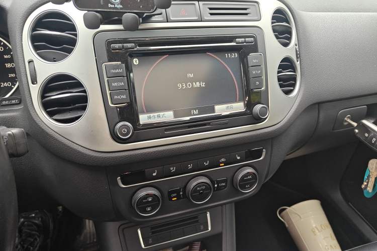 Used Volkswagen Tiguan 2015 1.8TSI Automatic All-Wheel-Drive Luxury Model Audio And AC Panel