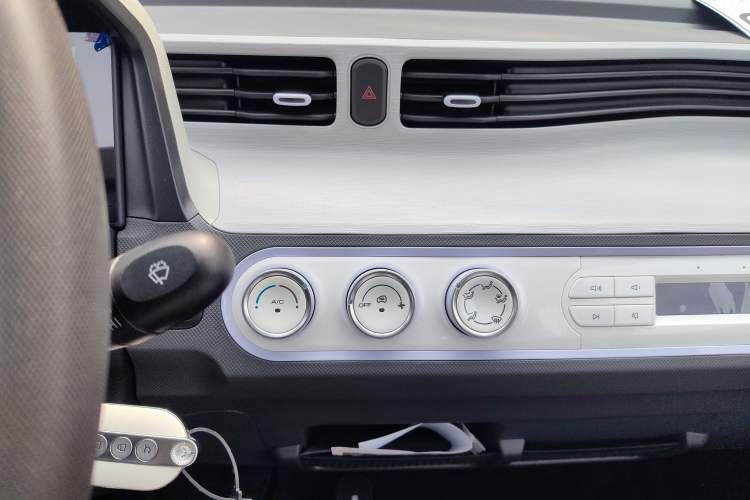 Used Wuling Hongguang MINIEV 2021 Macaron Premium Model – Lithium Iron Phosphate Audio And AC Panel