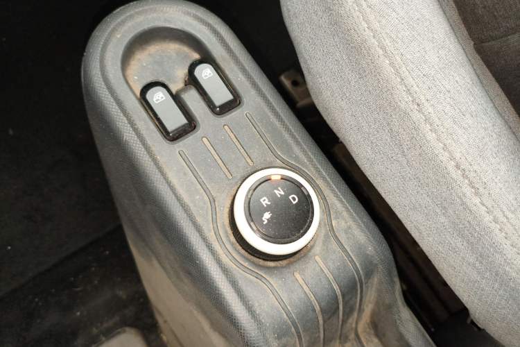 Used Wuling Hongguang MINIEV 2021 Macaron Fashion Model Lithium Iron Phosphate Gear Lever