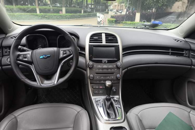 Used Chevrolet Malibu 2014 2.0L Automatic Luxury Edition Center Console