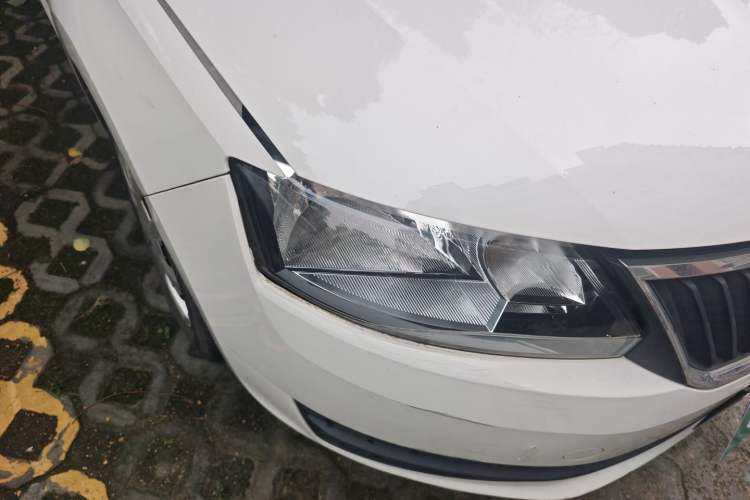 Used Skoda Rapid Spaceback 2016 Revised Version 1.6L Automatic Front-Drive Edition Right Front Headlight