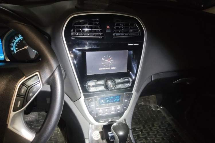 Used GAC Trumpchi GS5 Super 2015 2.0L Automatic Two-Wheel Drive Luxury Navigation Edition Audio And AC Panel