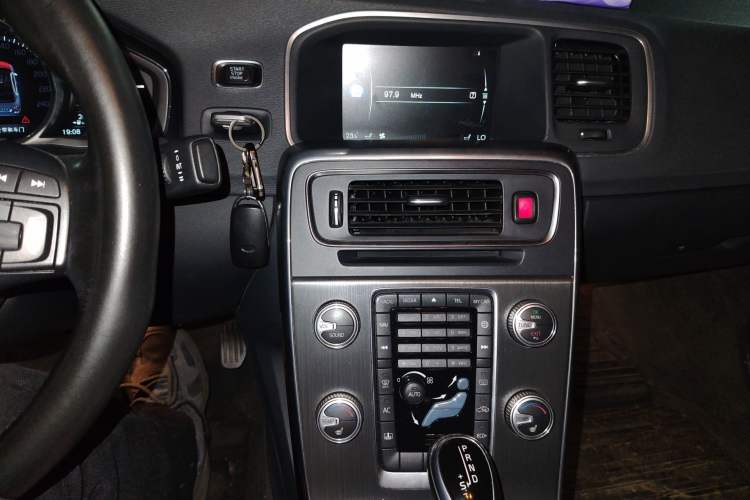 Used Volvo S60 2016 S60L T5 Intelligent Drive Edition Audio And AC Panel