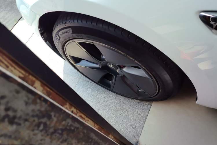 Used Tesla Model 3 2019 Standard Range Rear-Wheel Drive Upgraded Version (52 kWh) Left Front Wheel Hub