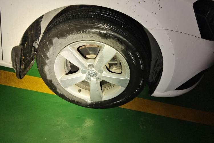 Used Volkswagen Lavida 2015 1.6L Automatic Fashion Edition Right Front Wheel Hub