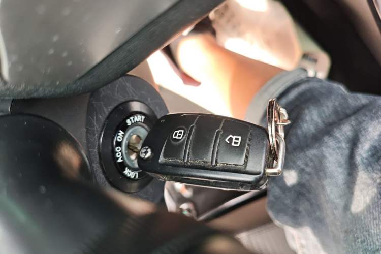 Used JAC Group T6 2022 2.0T Diesel Two-Wheel Drive Engineering Version with Long Wheelbase Interior 1