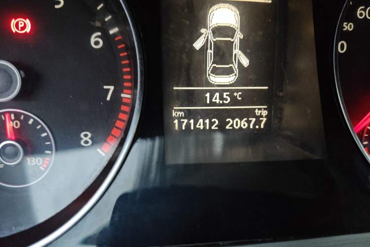 Used Volkswagen Magotan 2011 1.8TSI DSG Comfort Model Odometer Close Up