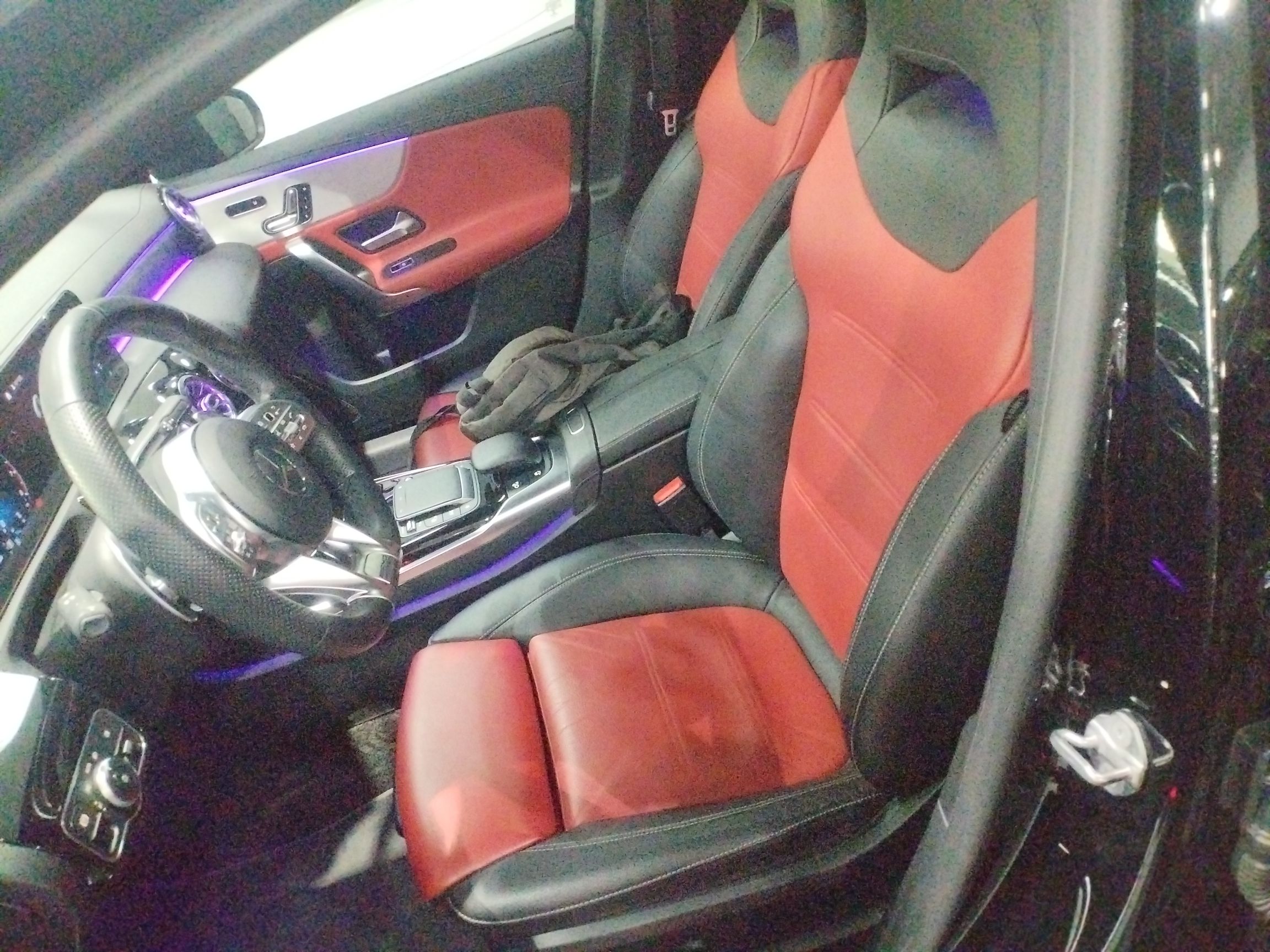 المقاعد الأمامية داخل السيارة