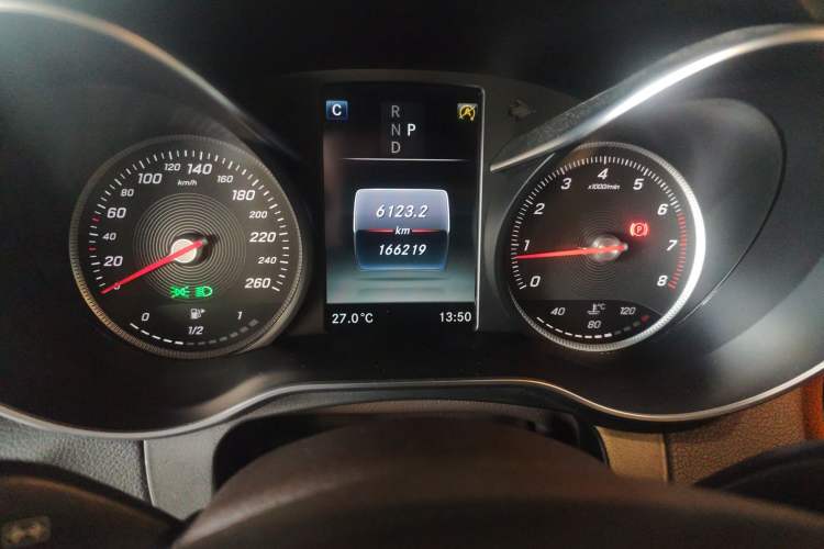 Used Mercedes-Benz GLC 2019 GLC 260 L 4MATIC Dynamic Model Odometer Close Up