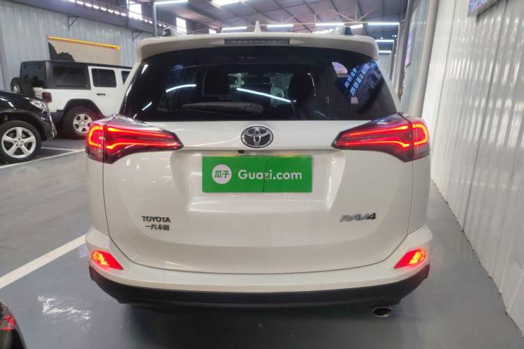 Used Toyota RAV4 2016 2.0L CVT Two-Wheel Drive Fashion Edition China V Standard Rear