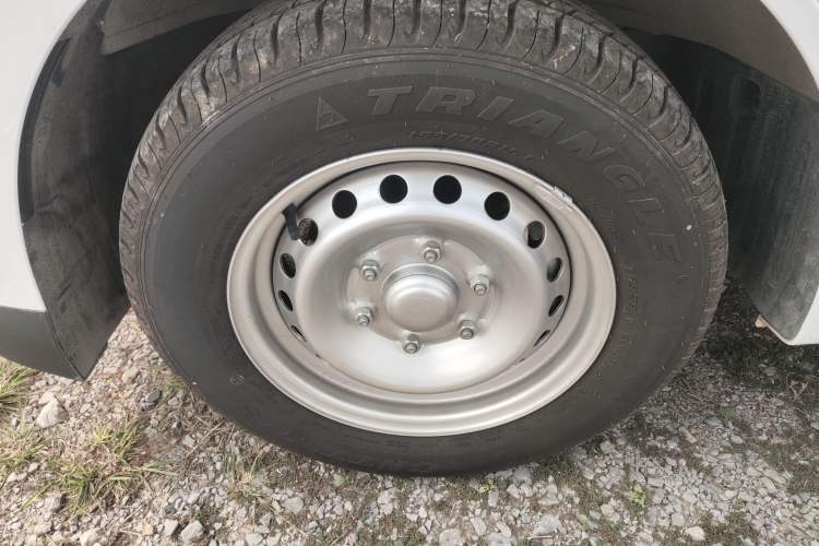 Used Wuling Yangguang 2024 300KM Comfort Version Passenger Van 75kW
