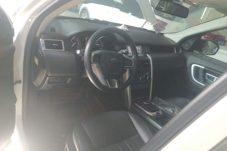 Used Land Rover Discovery Sport 2018 240 PS SE Version Center Console