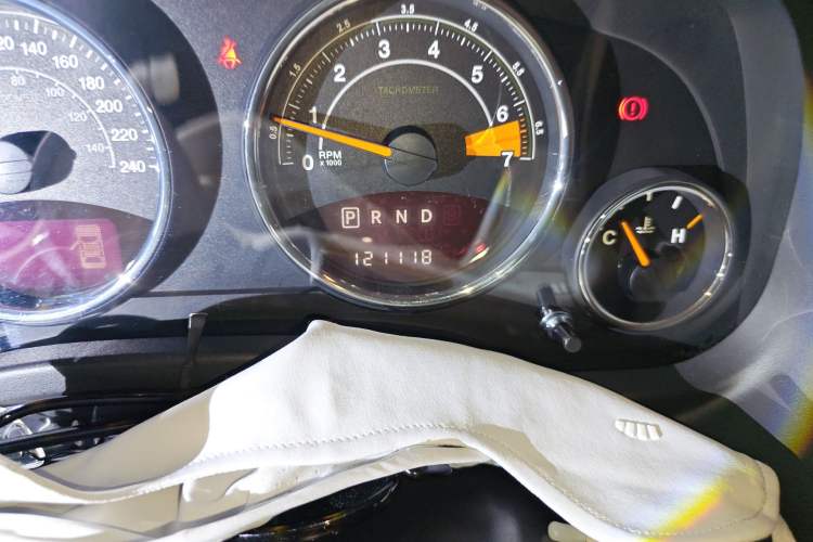 Used Jeep Compass 2014 2.4L four-wheel drive luxury version Odometer Close Up