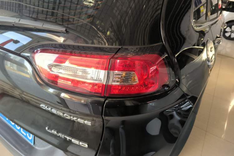 Used Jeep Cherokee 2017 2.0L Superior Edition