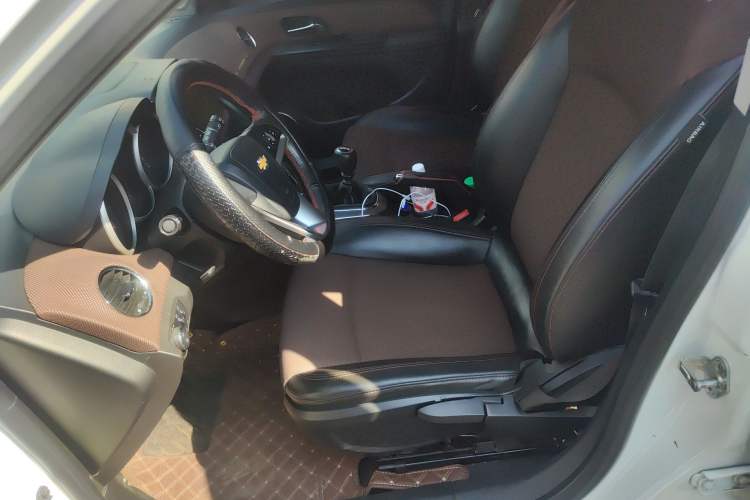 Used Chevrolet Cruze 2013 Hatchback 1.6L Manual Luxury Model Left Front Seat