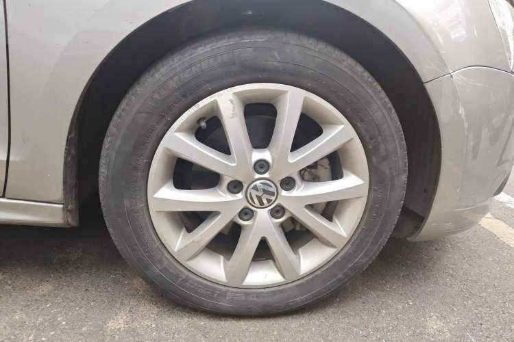 Used Volkswagen Sagitar 2012 1.4TSI Automatic Luxury Edition Right Front Wheel Hub