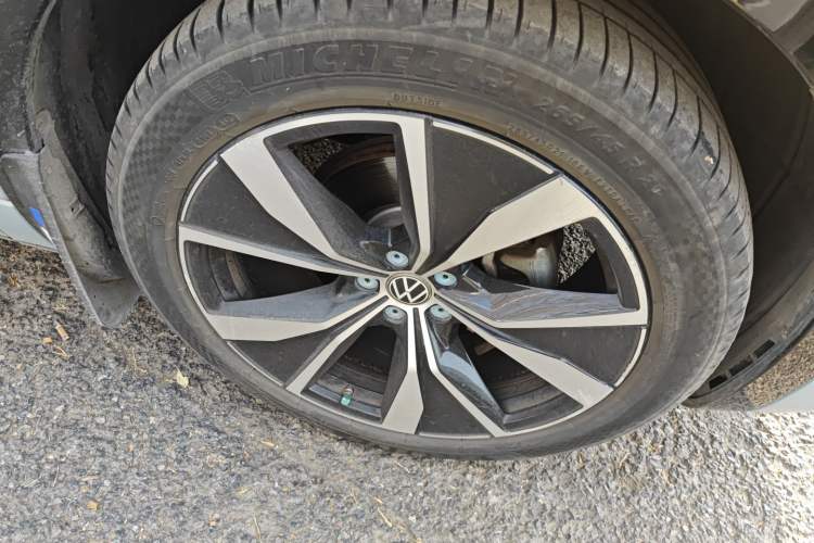 Used Volkswagen Tavendor 2023 380TSI Four-Wheel Drive R-Line First Edition Right Front Wheel Hub
