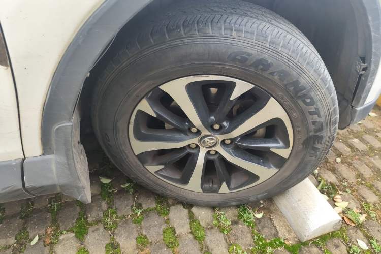 Used Toyota RAV4 2016 2.0L CVT Two-Wheel Drive Fashion Edition China V Standard
