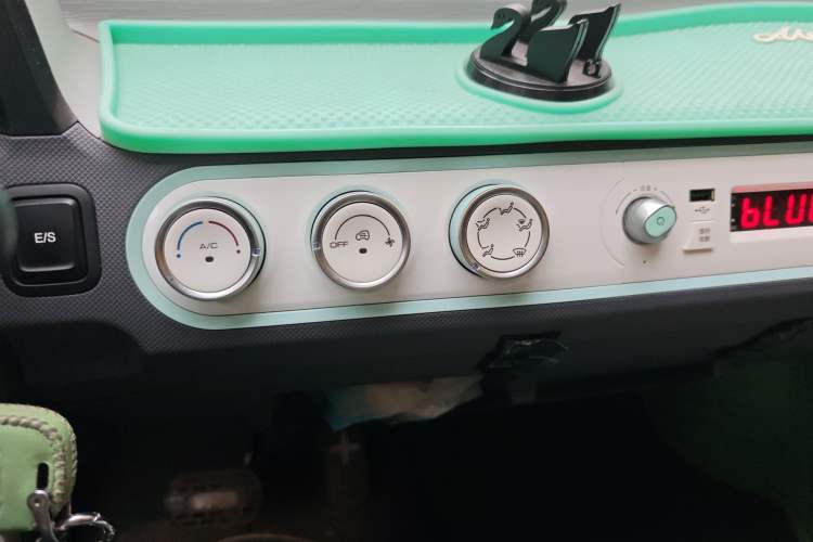 Used Wuling Hongguang MINIEV 2021 Macaron Sandwich Model 120 km Lithium Iron Phosphate Audio And AC Panel