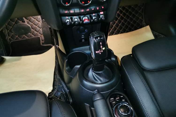 Used MINI MINI 2023 Updated 1.5T COOPER Artist Five-Door Edition
