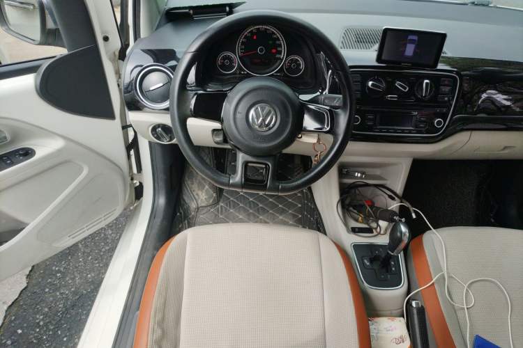 Used Volkswagen up! 2015 1.0L go high!
