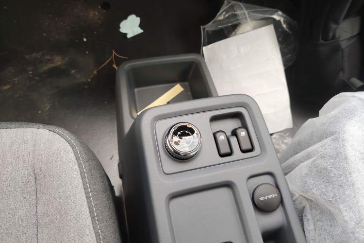 Used Wuling Yangguang 2024 300KM Comfort Version Passenger Van 75kW