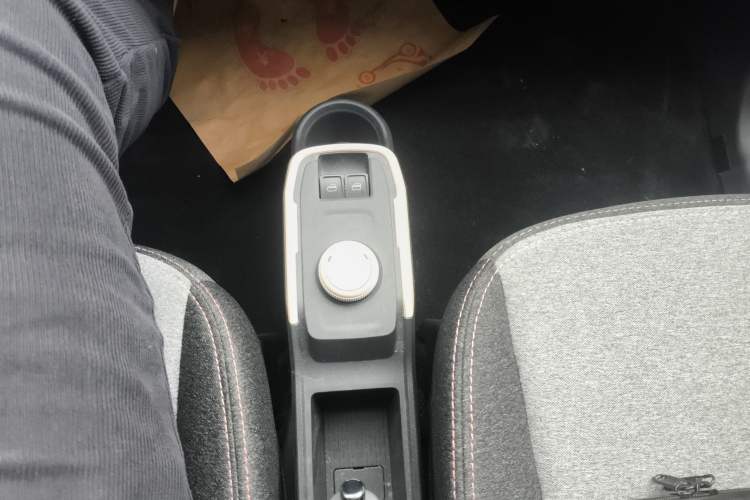 Used Chery QQ Ice Cream 2022 170km Sundae Phosphate Lithium-Ion