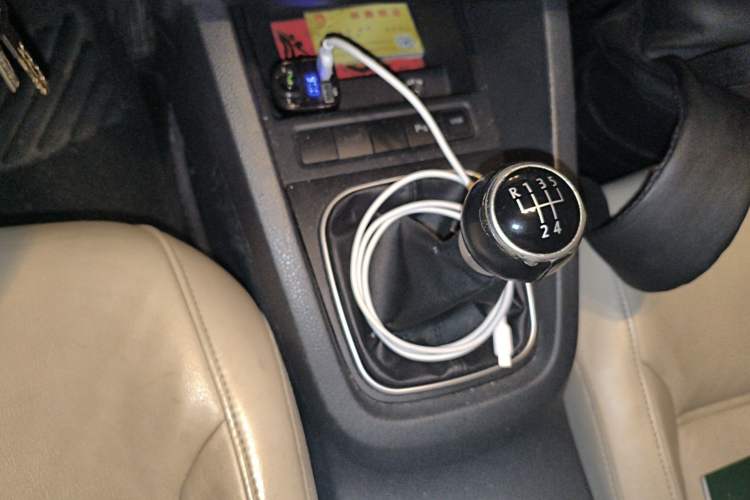 Used Volkswagen Sagitar 2012 1.4TSI Manual Luxury Model Gear Lever